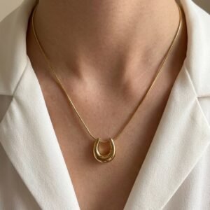 U-shaped pendent
