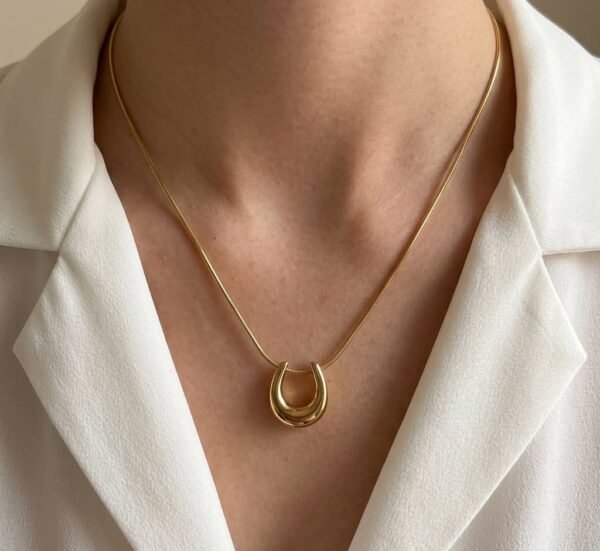 U-shaped pendent