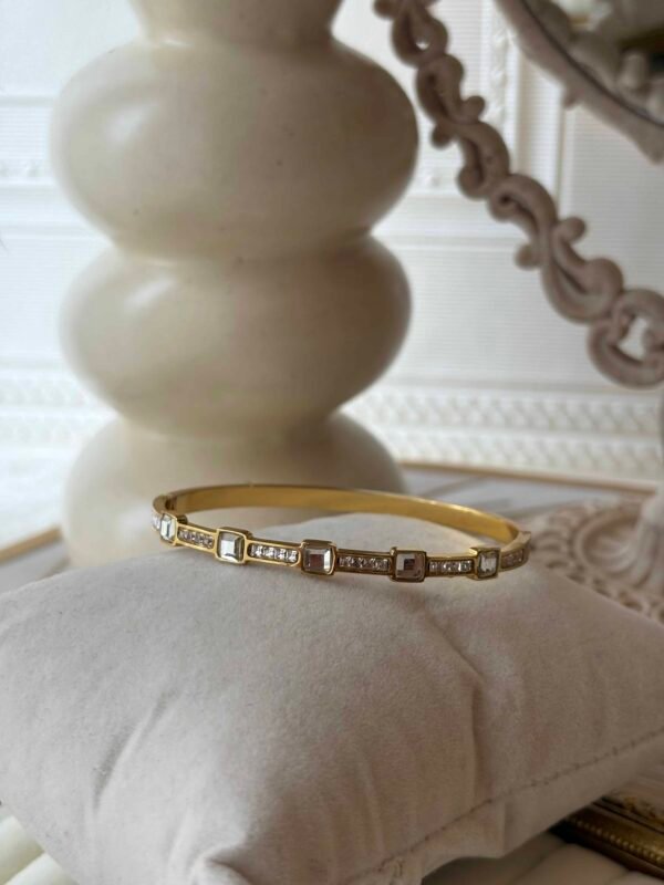 Hinged Bangle Structure