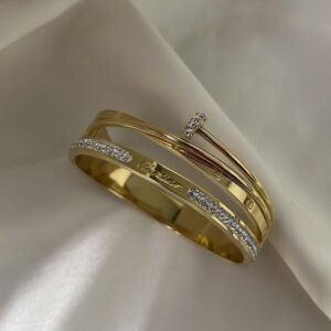 The nail-shaped bangle thin wrist