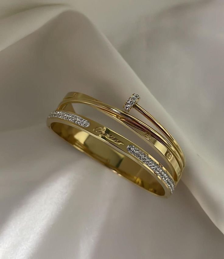 The nail-shaped bangle thin wrist