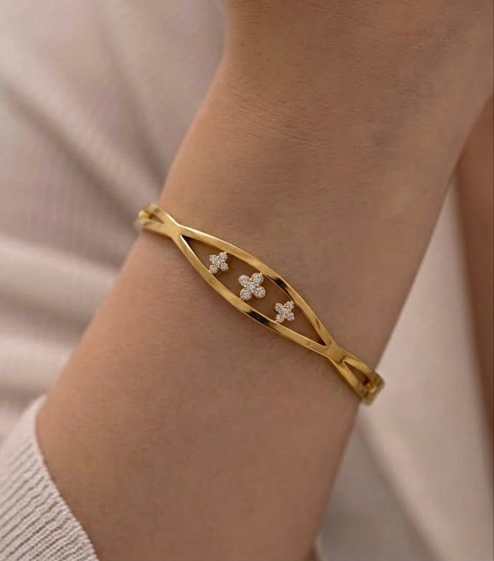The Triple Clover Gold bangle - Image 4