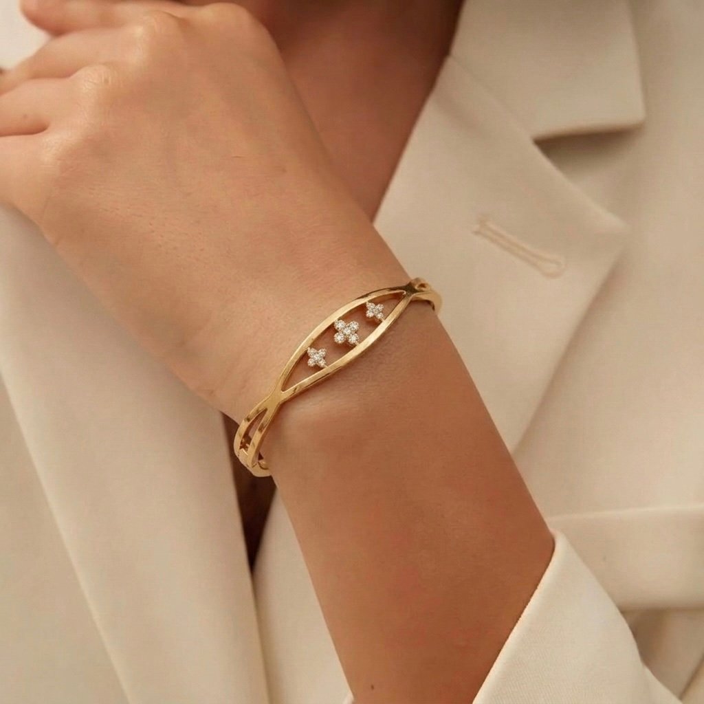 The Triple Clover Gold bangle - Image 3