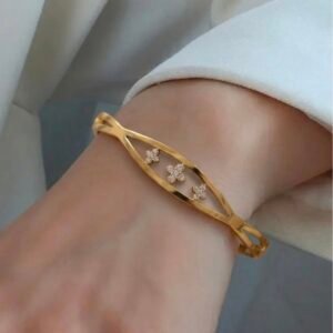 The Triple Clover Gold bangle