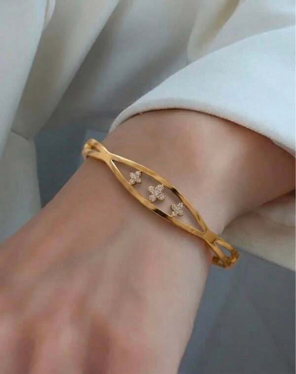 The Triple Clover Gold bangle